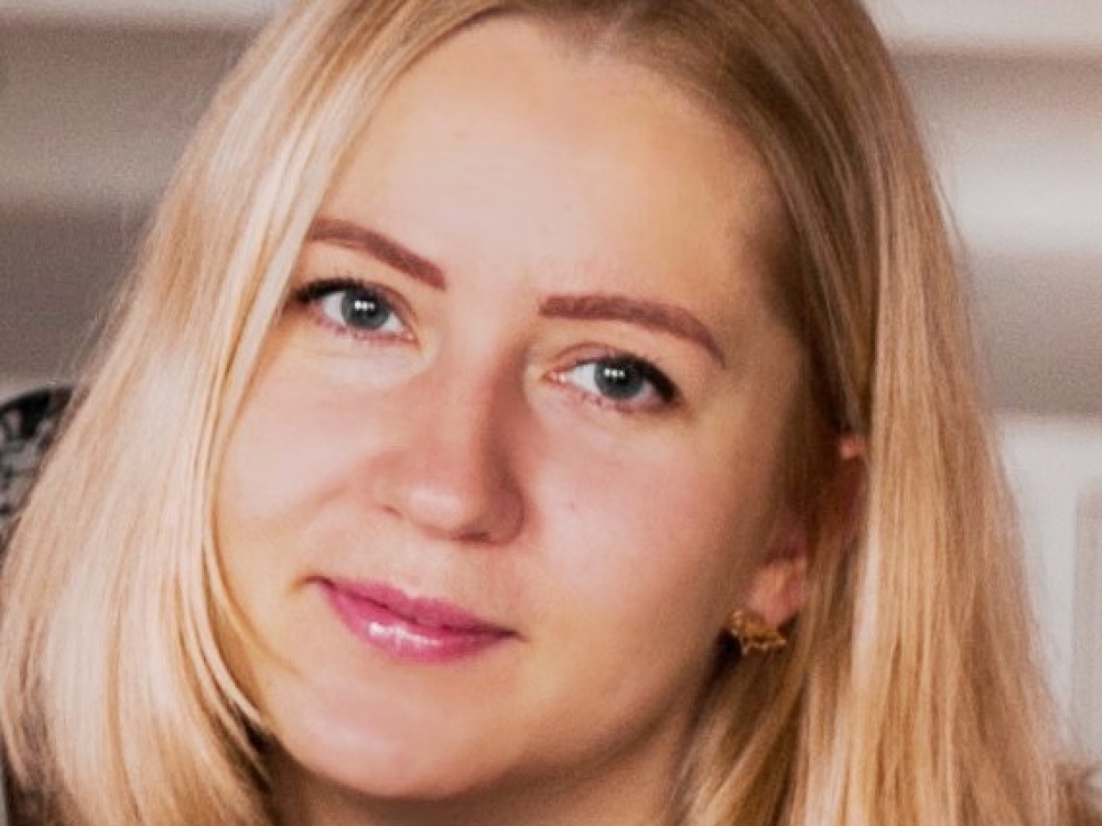 „Neprigirdinčių vaikų tėvams visada sakau: jei klausa silpna, mokykite kalbėti, gyventi girdinčiųjų pasaulyje, skaityti iš lūpų, mokytis gestų kalbą. Žmogus, kuris neprigirdi ir neturi klausos aparatų, nemoka gestų kalbos, sunku pritapti visuomenėje“, - sako vaikystėje tarp kurčiųjų ir girdinčiųjų pasaulio blaškiusis Jurgita.