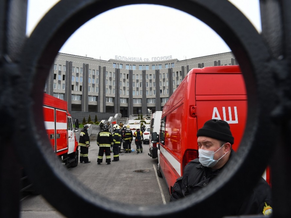 „Akivaizdu, kad ventiliatoriai buvo spaudžiami iki maksimalių limitų. Preliminari mūsų informacija leidžia daryti prielaidas, kad įranga perkaito ir dėl to kilo gaisras“, - apie gaisrą vienoje Sankt Peterburgo ligoninėje naujienų agentūrai „Intefax“ sakė šaltinis.