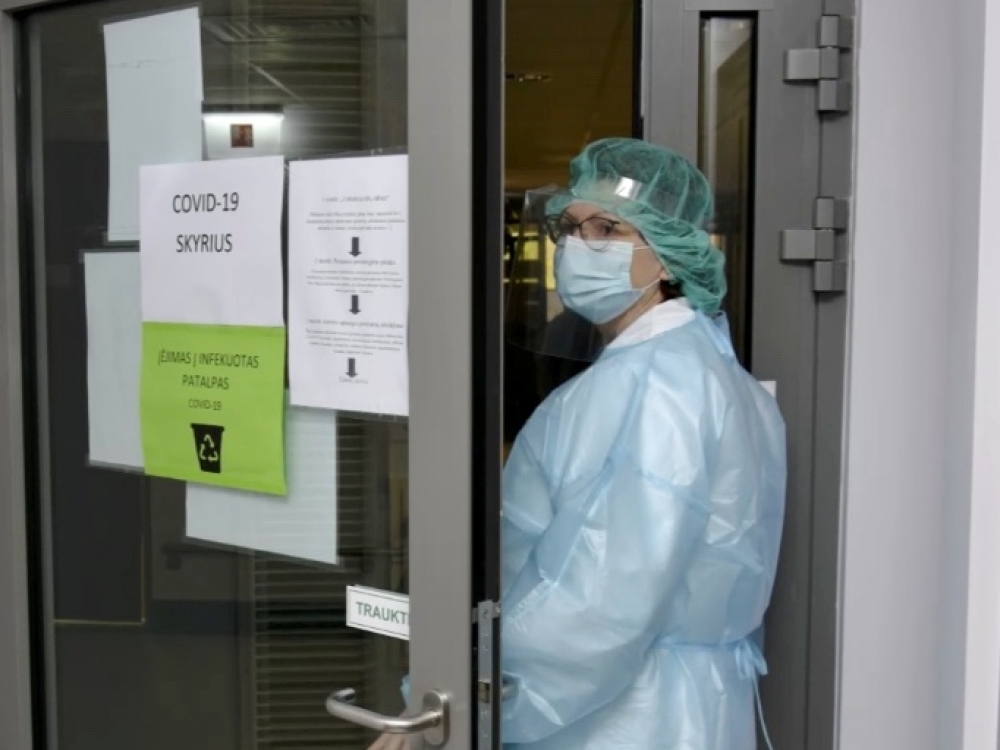 „Dar iki pirmo registruoto susirgimo Lietuvoje, kai COVID-19 epidemiologinė situacija tapo nepalanki, pradėjome planuoti pacientų srautus. Reikėjo kruopščiai numatyti pacientų ir personalo kelius, švarių priemonių tiekimą, infekuotų medicininių atliekų, skalbinių srautus“, - pasakoja RKL Infekcijų kontrolės gydytoja Daiva Sriebalienė. Nuotr. M.Bartkaus.