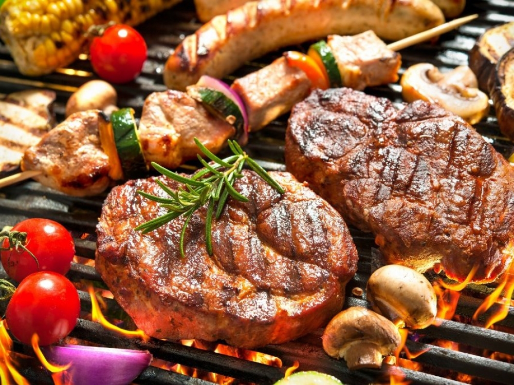 Gaminant grilyje ar kepsninėse patyrę mėsininkai rekomenduoja rinktis minkštesnių dalių mėsą, jautienos išpjovą, nugarinę ar antrekotą, kiaulienos sprandinę, kurios turi daugiau skiriamojo audinio ir riebaliuko tarp raumenų, dėl ko iškepusi mėsa būna sultingesnė.