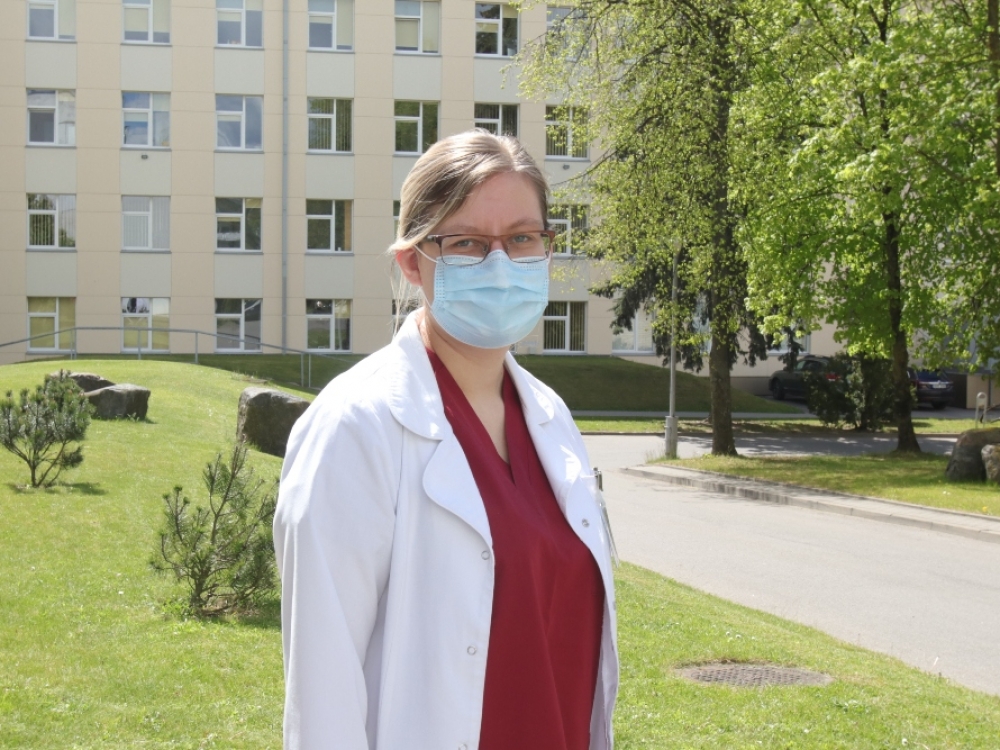 „Karantinas neurologų darbo labai nepakeitė. Bet pasikeitė pasirengimo jam ir priėjimo prie ligonių tvarka. Iš pradžių užimdavo itin daug laiko, kol apsirengsi, paskui – kol vėl nusirengsi. Kai įgundi, pasirengimo procesas daug greitesnis“, - sako Respublikinės Panevėžio ligoninės gydytoja neurologė Giedrė Armalienė.
