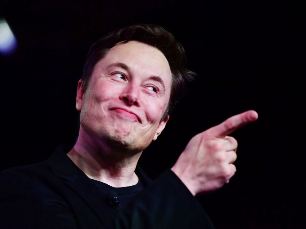 Nors kartais Elonas Muskas pavadinamas pasaulį keičiančiu vizionieriumi ar net žmonijos gelbėtoju, pats jis tikina neturįs tikslo ką nors gelbėti. „Tiesiog galvodamas apie tolimą ateitį noriu, kad ši mintis nekeltų man liūdesio ir pavojaus“, - sako verslininkas.