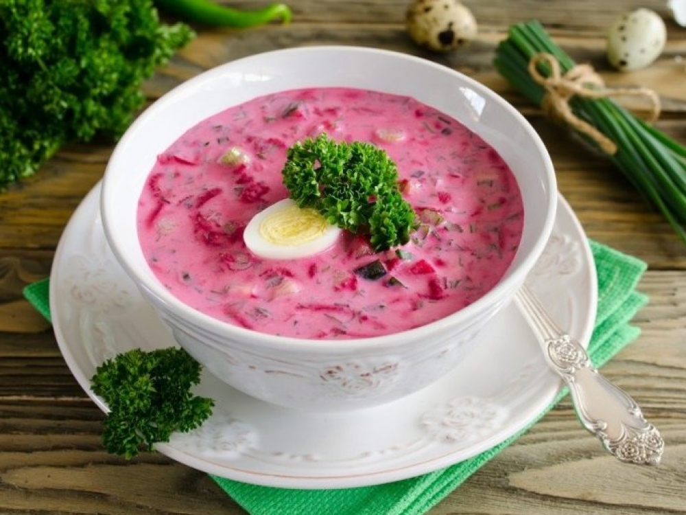 Burokėliai, agurkai, krapai, svogūnų laiškai - vieni vitaminai! Veikiausiai taip daugelis galvojame apie jo didenybę vasaros šaltibarščius. Vis dėlto didžiąją sriubos dalį sudarantys virti burokėliai – menka vitaminų dozė.