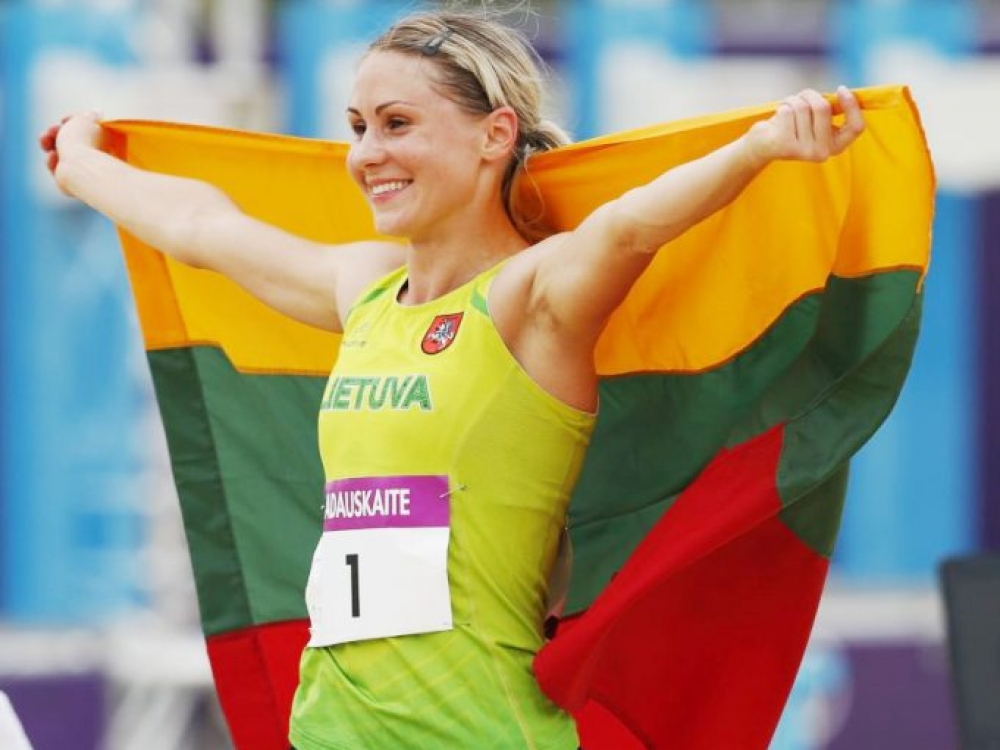 „Siekti aukštų rezultatų, palaikyti ypač gerą formą ir plėšytis, bent jau man, nėra prasmės. Juk tikslas – Olimpinės žaidynės. Dabar mano užduotis tik palaikyti fizinę formą. O nuo rudens, jei nepasikartos viruso protrūkis, ruošimės pagal planą Olimpinėms žaidynėms“, - sako Laura Asadauskaitė-Zadneprovskienė.