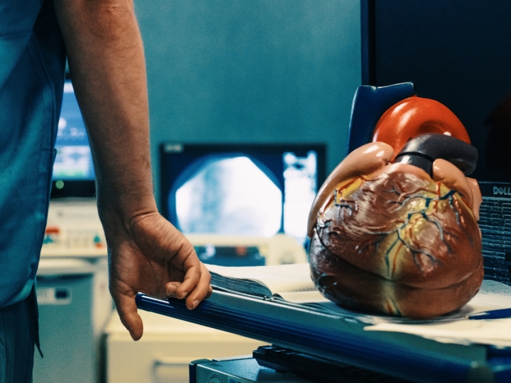 Kauno klinikų gydytojai pirmą kartą Lietuvoje atliko minimaliai invazinę perkateterinę dviejų mirtinų ligų gydymui skirtą procedūrą. Vienos operacijos metu pacientui atliktas aortos vožtuvo implantavimas ir pilvinės aortos aneurizmos stentavimas.  