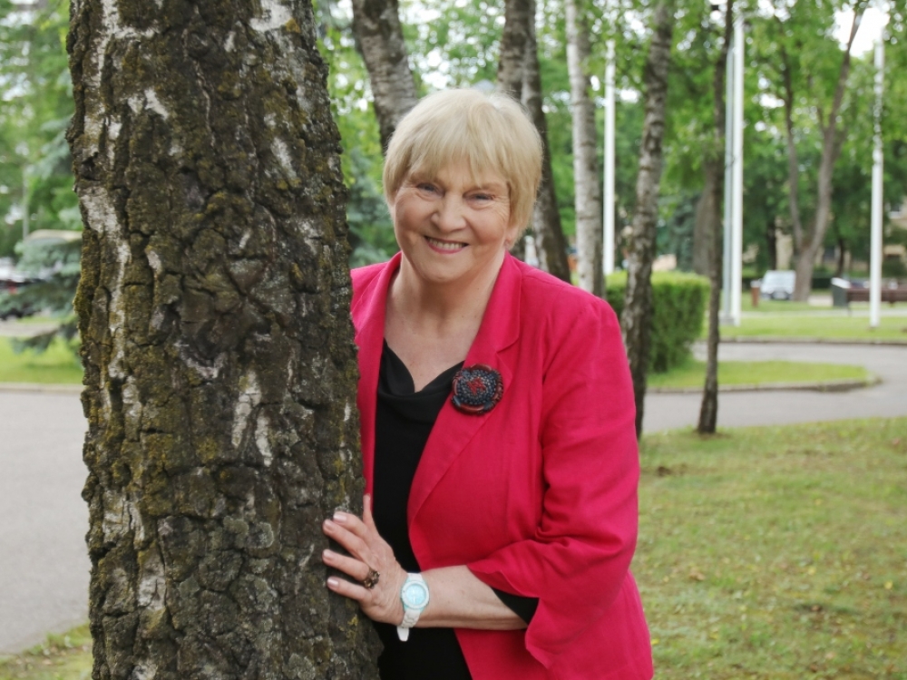 „Per Jonines – pati ilgiausia diena, taigi oras turi daugiausia laiko įkaisti, daugiausiai ir išgaruoti. Susidaro debesys – lyja lietus“, - paklausta, kodėl per Jonines dažniausiai lyja, sako klimatologė Audronė Galvonaitė.