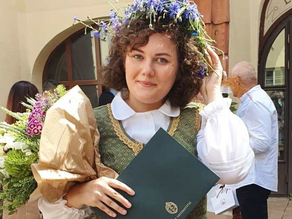Į diplomų teikimą iš Žagarės kilusi absolventė Gintarė Aukselytė atėjo pasipuošusi Aukštaitijos regiono tautiniu kostiumu. 