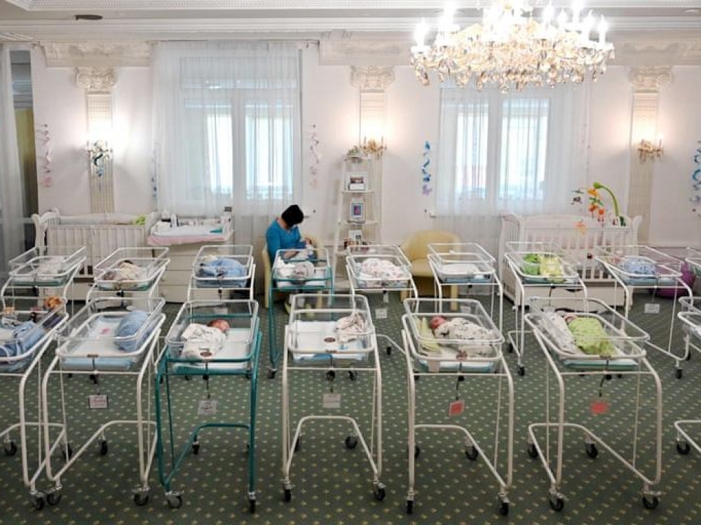 Kijeve įsikūrusio viešbučio „Venecija“ registratūroje įrengtuose kūdikių namuose šiuo metu daugiau nei penkiasdešimt naujagimių, kuriuos pagimdė surogatinės motinos, laukia biologinių tėvų.