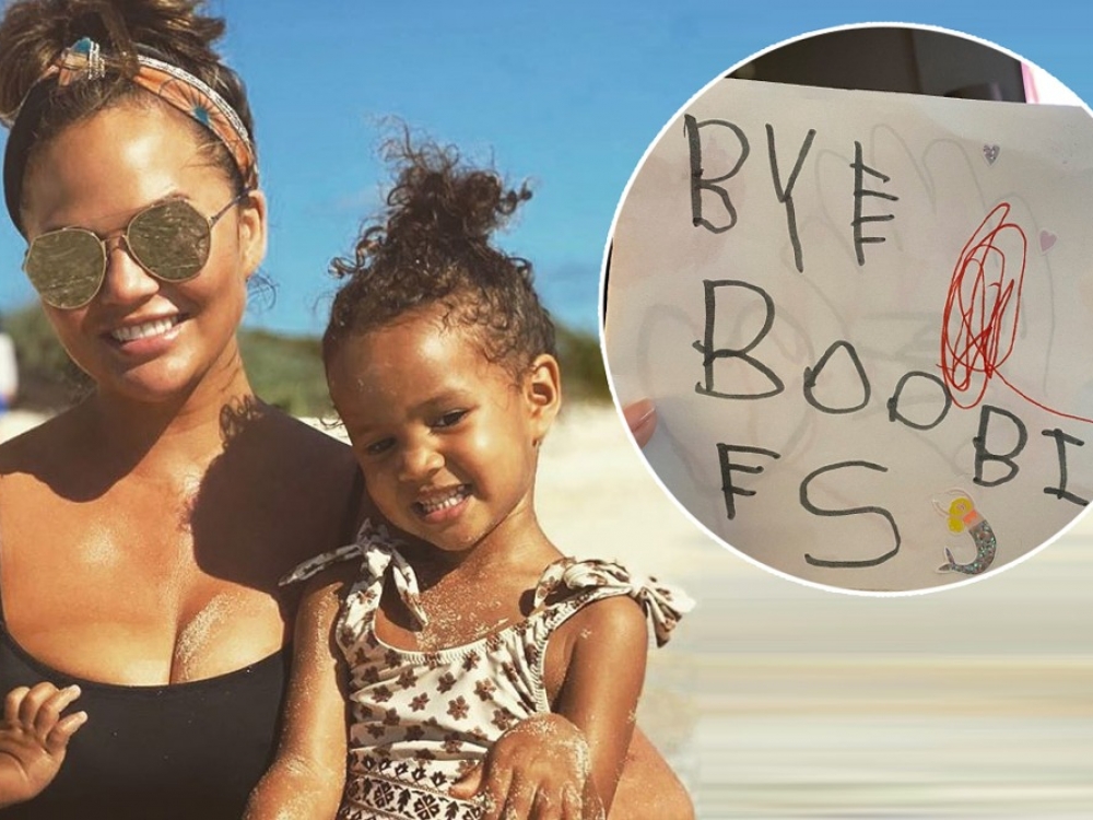 Chrissy Teigen ir jos dukra Luna „Instagram“ publikuotoje nuotraukoje taria „ate“ krūtų implantams.