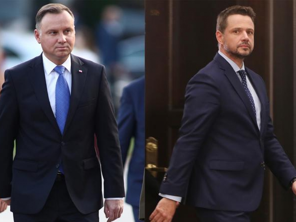 Sociologai teigia, jog už dabartinį Lenkijos prezidentą Andrzejų Dudą (kairėje) sekmadienį balsuos 45,5 proc. rinkėjų, o už Platformos kandidatą Rafalą Trzaskowskį 44,7 proc. 