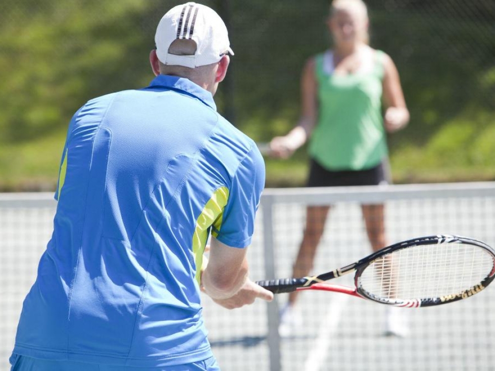 Tenisas yra specifinė veikla, kur kūnas dirba tam tikromis sąlygomis. Jei žaisdami tenisą smūgiuojame tik dešine ranka, raumenys taps neproporcingi. Vienos rankos išsipūtę, kitos – priešingai.