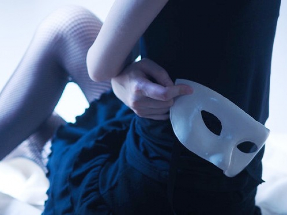 Kai moters klausia, kiek seksualinių partnerių turėjome, dažniausiai tiesos ji nesako. Juk teisingo atsakymo ir nėra. O kiek jų turi būti? Koks jų skaičius leis aplinkiniams laikyti ją pasileidėle, o koks – „mėlyna kojine?“