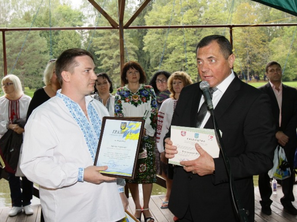 Ukrainos gydytojų delegacijos vadovas Pavelas Gorinovas (kairėje) už nuolatinę pagalbą Respublikinės Panevėžio ligoninės vadovui Ivanui Dorošui įteikė garbės raštą.