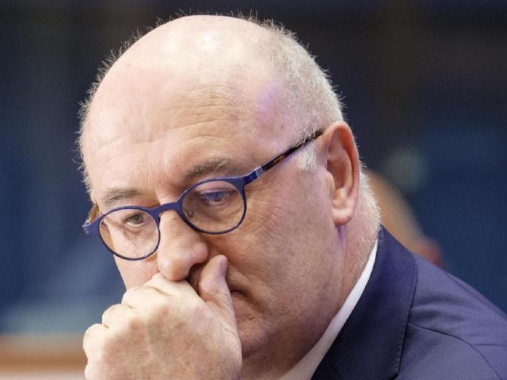 Viešnagės į gimtąją Airiją metu Europos Sąjungos prekybos komisaras Philas Hoganas dalyvavo parlamentarų golfo draugijos vakarienėje. Tokiu būdu jis pažeidė saviizoliacijos reikalavimus. Kilus skandalui komisaras priėmė sprendimą palikti pareigas, į kurias buvo paskirtas pernai.