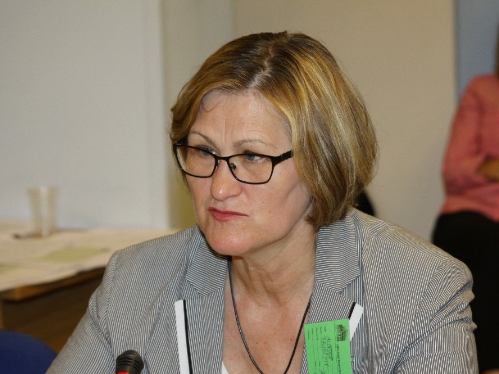 „Paskutiniu metu labai padaugėjo socialinių paslaugų poreikis: nedarbingumo pažymėjimų, neįgalumo pažymų pildymas. Paciento priėmimo laikas neilgėja, o tik trumpėja, o šeimos gydytojo kompetencija plečiama ne darbo kokybės gerinimu, o paslaugų kiekio didinimu“, - teigia LSADPS pirmininkė Aldona Baublytė.  