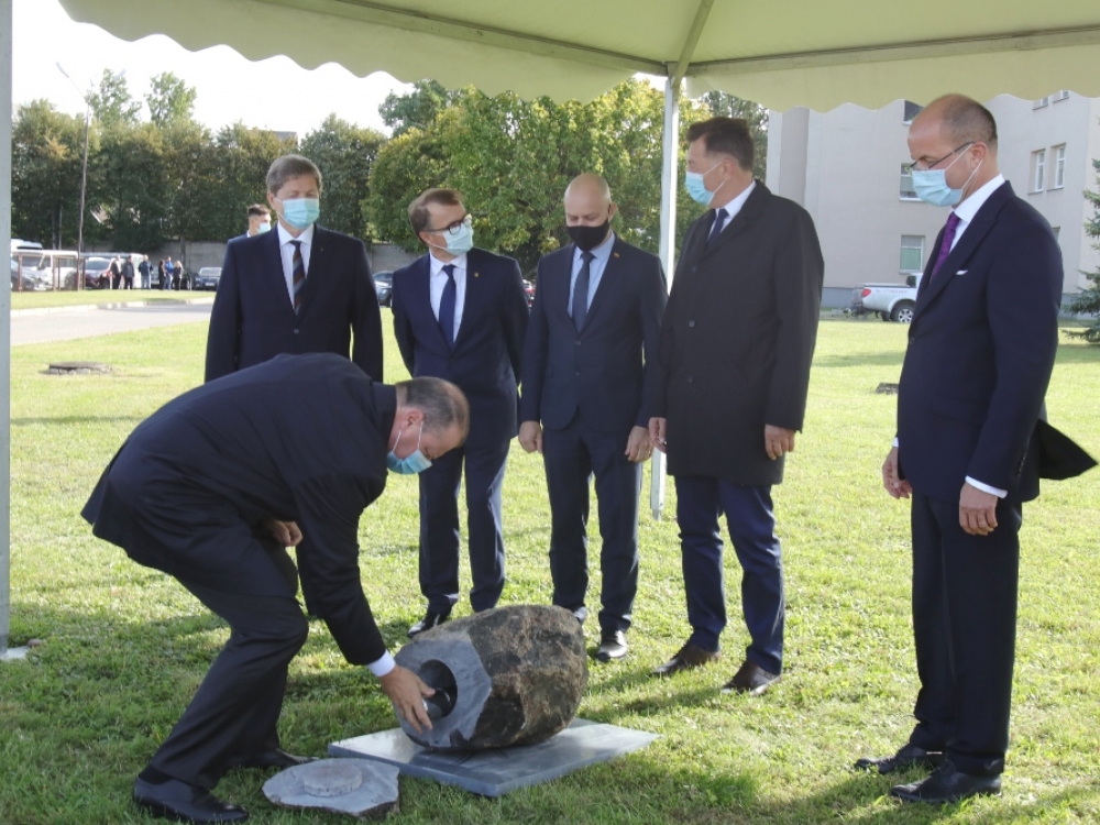 „Būsimasis Branduolinių tyrimų centras – svarbus žingsnis Lietuvos medicinai. Lietuvoje daugybė onkologinių, kardiologinių, neurologinių ligonių, kuriems ankstyva diagnostika praktiškai reiškia bilietą į gyvenimą“, – renginio dieną skalbėjo premjeras Saulius Skvernelis. Nuotr. – (iš kairės į dešinę) Seimo Švietimo ir mokslo komiteto pirmininkas Eugenijus Jovaiša, LSMU Kauno klinikų generalinis direktorius prof. habil. dr. Renaldas Jurkevičius, sveikatos apsaugos ministras Aurelijus Veryga, parlamentaras Algirdas Butkevičius ir LSMU rektorius prof. habil. dr. Remigijus Žaliūnas.