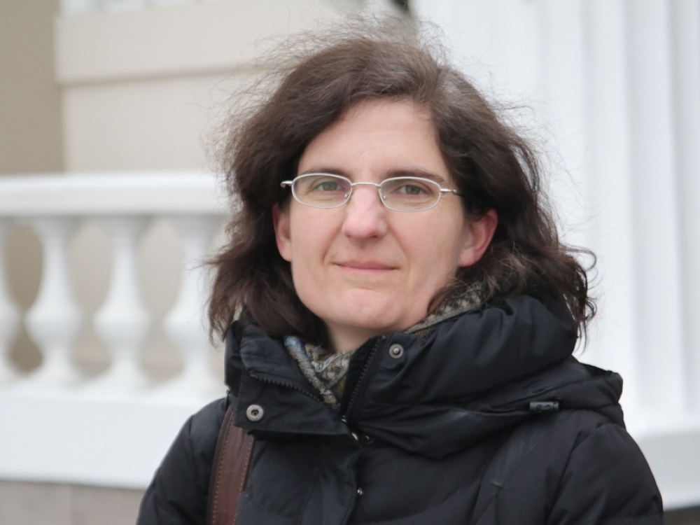 „Akivaizdu, kad nebuvo taip pasiruošta rinkimams, kaip reikėjo. Aišku, čia iššūkis nemenkas tiek žmonių aplankyti su visomis apsauginėmis priemonėmis. Bet jeigu jau buvo nustatytos taisyklės, VRK privalėjo pasirūpinti, kad rinkimų teisė būtų įgyvendinta“, - sako Vilniaus universiteto Tarptautinių santykių ir politikos mokslų instituto (TSPMI) profesorė, politologė Ainė Ramonaitė.