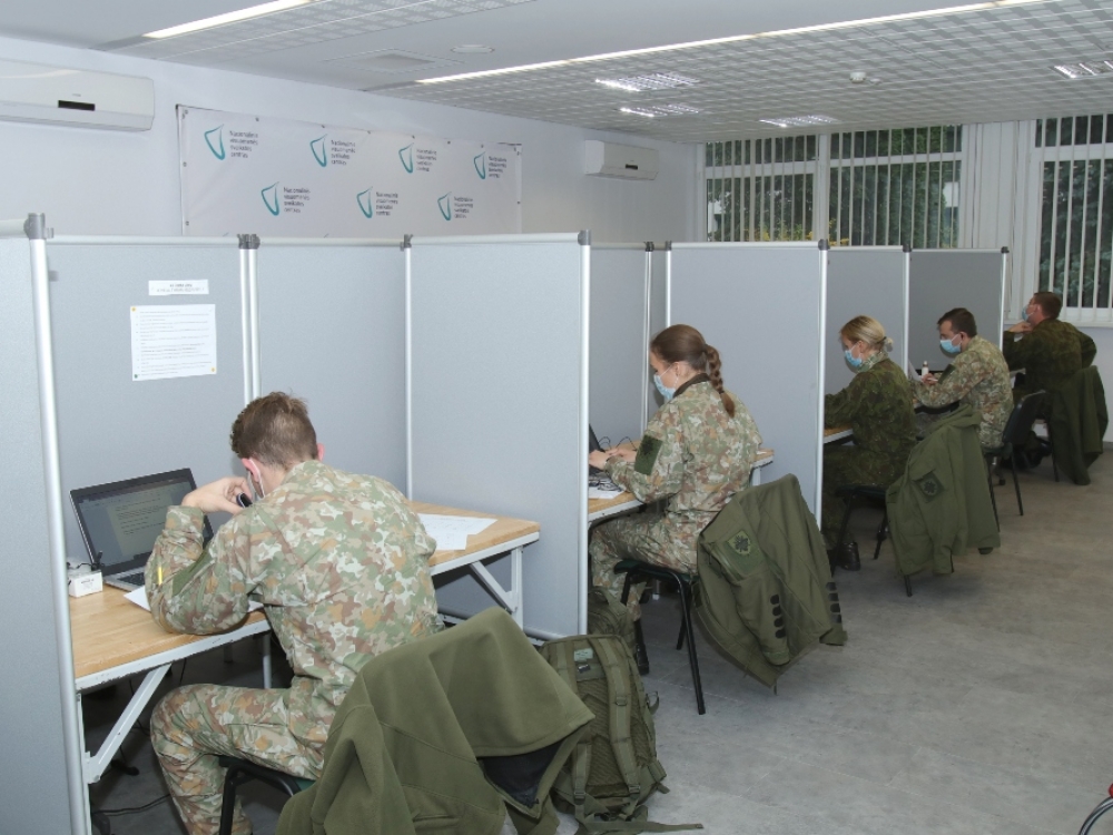 Nors iniciatyvos ėmėsi ne patys, o šaukti NVSC, kariai sako toks jau jųjų darbas – gavo įsakymą ir vykdo. Taigi nuo spalio 24-os dienos NVSC jau darbavosi 33 kariai. O nuo trečiadienio jų skaičius išaugo iki 50-ies.