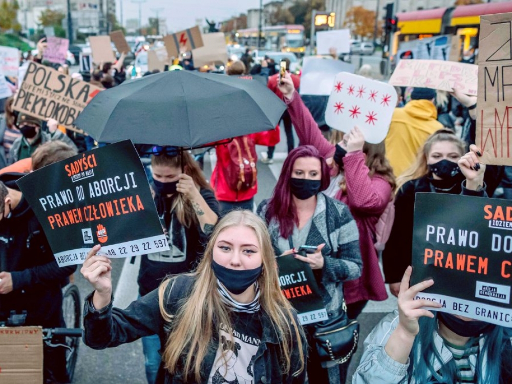 Konstitucinio Teismo sprendimas Lenkijoje sukėlė jau antrą savaitę iš eilės trunkančią protestų bangą, kuri nė nemano sustoti. Manoma, kad tai didžiausios demonstracijos, kurias šalis matė nuo komunizmo žlugimo 1989 m.