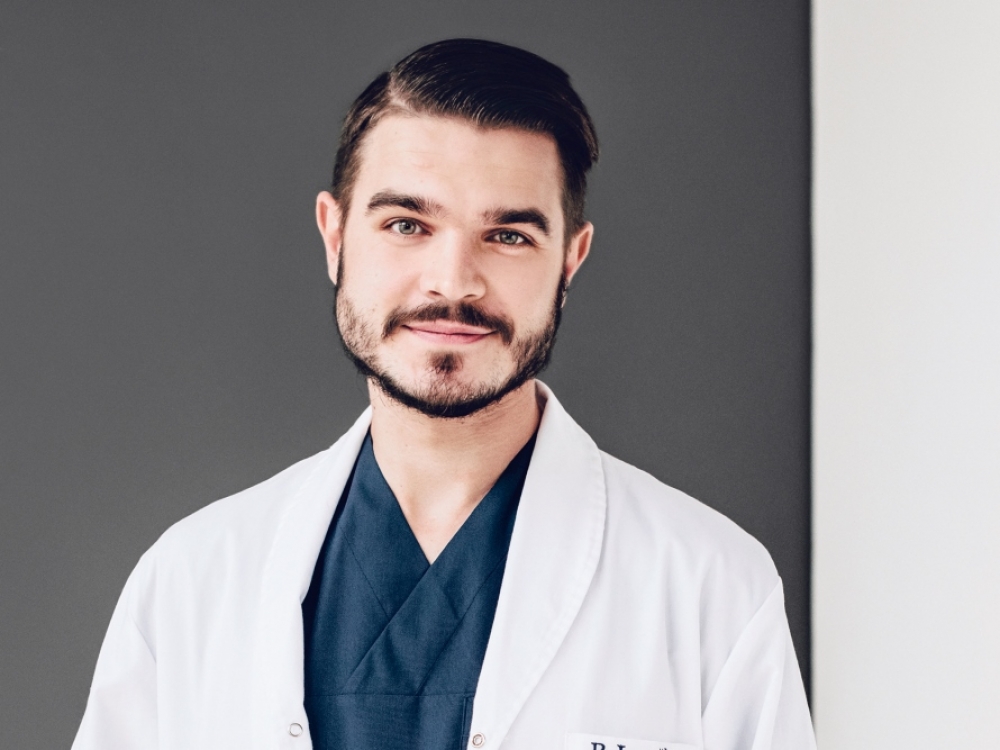„Mus testuoja kas dvi savaites. Papildomo nerimo tie testai nekelia, bet kuo toliau, tuo smagiau sulaukti dar vieno neigiamo atsakymo. Tik aš visada po tų testų verkiu. Man tas tepinėlis iš nosiaryklės kažką sudirgina ir taip kas dvi savaites po ašarą išlieju jau nuo praėjusio pavasario“, - sako vaikų chirurgijos rezidentas Benediktas Jonuška.