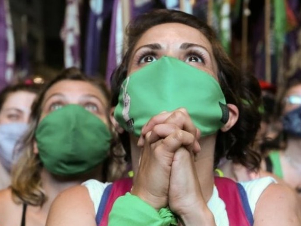 „Pro-choice“ aktyvistai, daugiausia jų - moterys, susirinkę stebėti, ar valdžia įteisins abortus, dėvėjo žalias apsaugines veido kaukes. Tai jau tapo jų kampanijos simboliu gerai žinomu pasaulyje ir dar vadinamu žaliąja banga.