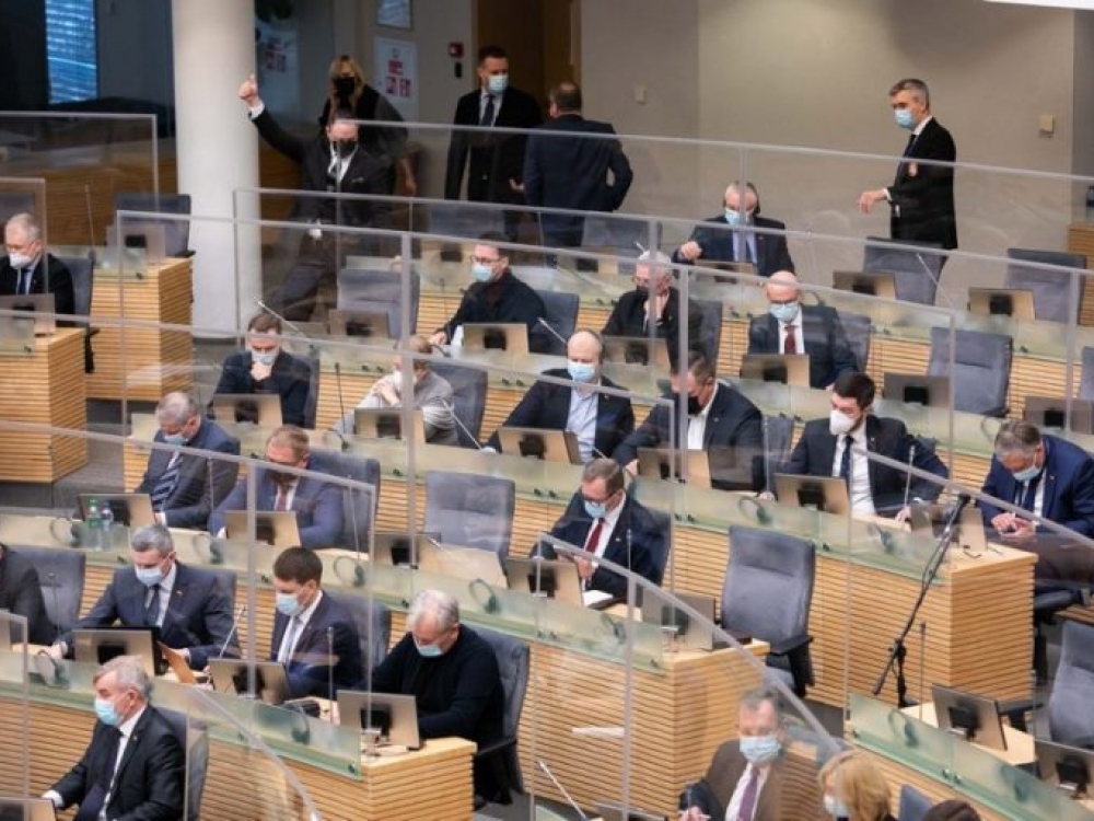 Valdantieji liberalai palaiko koalicijos partnerių konservatorių raginimus neskirti antrosios koronaviruso vakcinos dozės asmenims, kurie skiepijosi neturėdami tam teisės pagal sudarytą eilę.