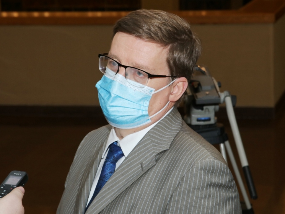 Seimo nario Lino Slušnio vertinimu, kovidinė situacija parodė ir tai, kad mūsų ligoninėse stinga žmogiškųjų resursų. Keliose ligoninėse dirbantys gydytojai, deja, vienu metu negali būti iškart visose. 