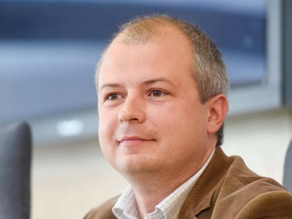 „Man, kaip urbanistui, rūpi tvarūs miestai: ekologiškas viešasis transportas, asmeninių automobilių perėjimas nuo vidaus degimo variklių prie elektros baterijų“, - sako aplinkos apsaugos ministras, liberalas Simonas Gentvilas.