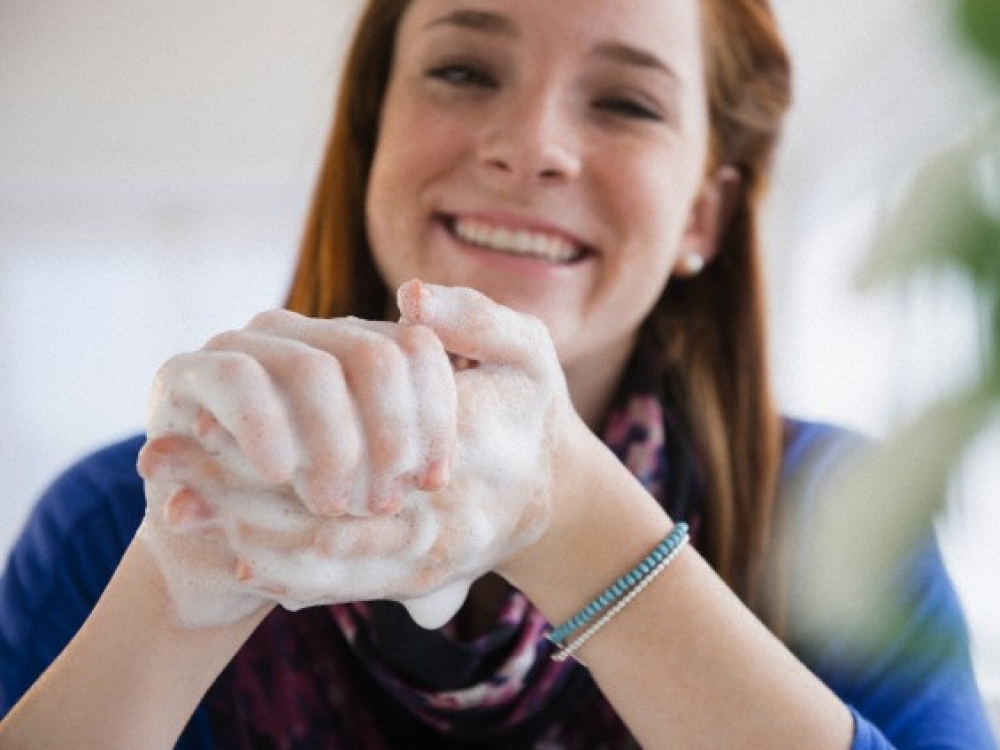Pasak dermatovenerologų, visi turėtų išsiugdyti įprotį – įėjai į namus – nusiplauk rankas. Tai viena pirmųjų apsaugos nuo niežų priemonių. Niežinėms erkėms reikalinga žmogaus kūno skleidžiama šiluma, oda, ant daiktų jos ilgai neišbūna.