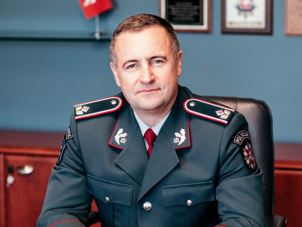 „Neturime galimybės aklinai užtverti visų kelių, tad daugiau apeliuojame į žmonių sąmonę. Bet juk ne mus tie gyventojai apgaus, pažeisdami taisykles, o tik save pačius ir tuos, pas kuriuos vyksta, jeigu atveš jiems koronavirusą į namus“, - sako generalinis policijos komisaras Renatas Požėla.