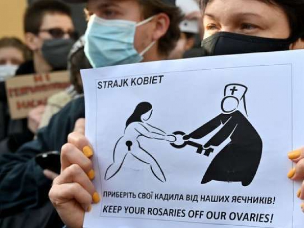 Šiemet Lenkijoje įsigaliojo nauji teisės aktai, nustatantys beveik visišką abortų draudimą. Griežtai katalikiška šalis dabar draudžia nutraukti nėštumą atradus vaisiaus defektus, kurie anksčiau sudarė apie 98 proc. legalių abortų.