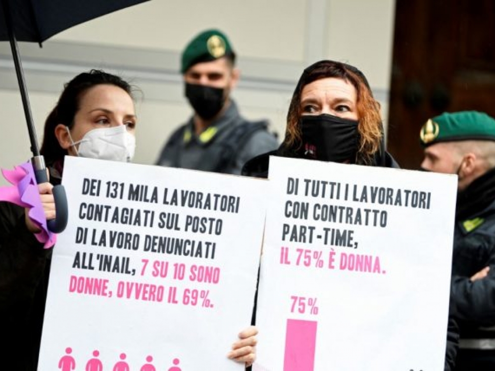 Italija tarp ES valstybių pagal moterų įsitraukimą į darbo rinką velkasi pačiame gale, mat iki pandemijos čia dirbo tik 54 proc. visų moterų, vyrų – 73 proc.
