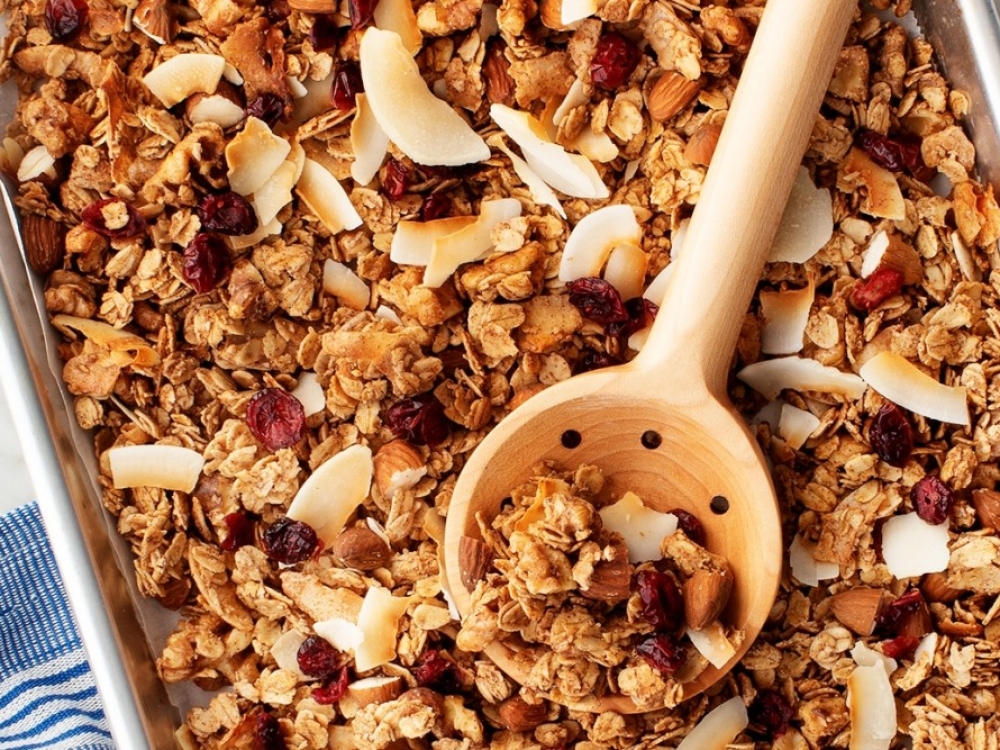 Vos ištraukus iš orkaitės granola nebus traški. Jos traškumas atsiranda jau vėstant, tad pirmiausia ji turi visiškai atšalti, o tuomet jau galima maišyti su džiovintais vaisiais, ar, jei norisi kuo nors saldžiau, pavyzdžiui, šokolado gabalėliais. 