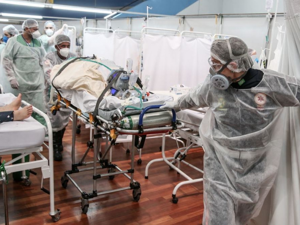 Brazilijos sveikatos apsaugos ministerija pirmadienį pranešė, jog pastarosiomis dienomis per parą miršta daugiau nei 2 tūkst. užsikrėtusiųjų COVID-19, naujų atvejų kasdien po keliasdešimt tūkstančių ir hospitalizuojama vis daugiau ir vis jaunesnio amžiaus brazilų.