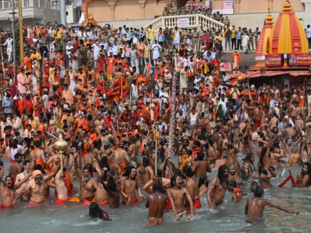 Nepaisydama augančių susirgimo COVID-19 skaičių, Indijos Vyriausybė oficialiai leido rengti religinis indų festivalį Kumbh Mela, kurio metu tikintieji kasdien maudosi šventa laikomoje Gango upėje.