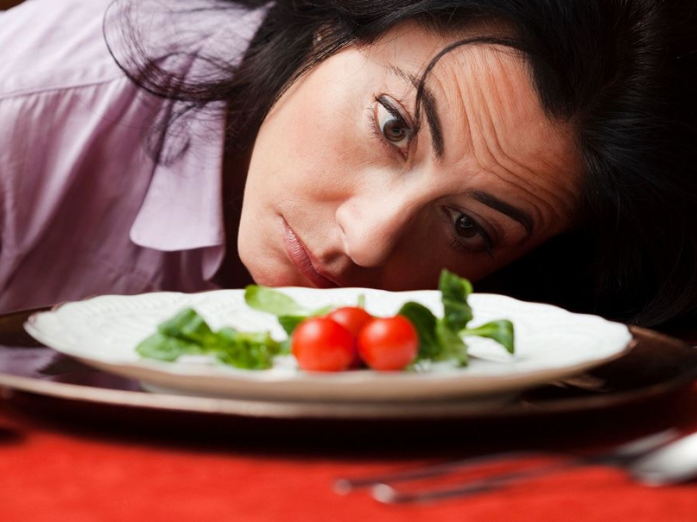 Pasak dietologų, laikydamiesi dietos dažnai patenkame tarsi į užburtą persivalgymo ir nepavalgymo ratą.