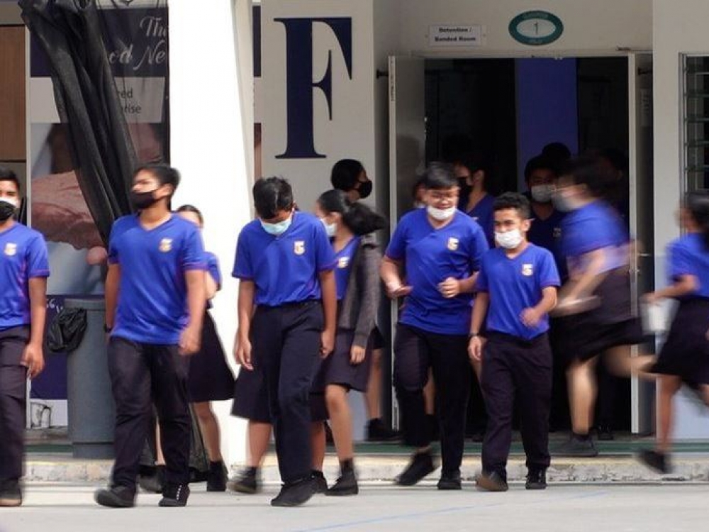Singapūre pastebimas augantis vaikų psichinių ligų skaičius. Todėl pradinėse ir vidurinėse mokyklose vyksta savaitiniai užsiėmimai, skatinantys mokinius kalbėti apie jausmus, mokantys streso bei nerimo valdymo būdų.