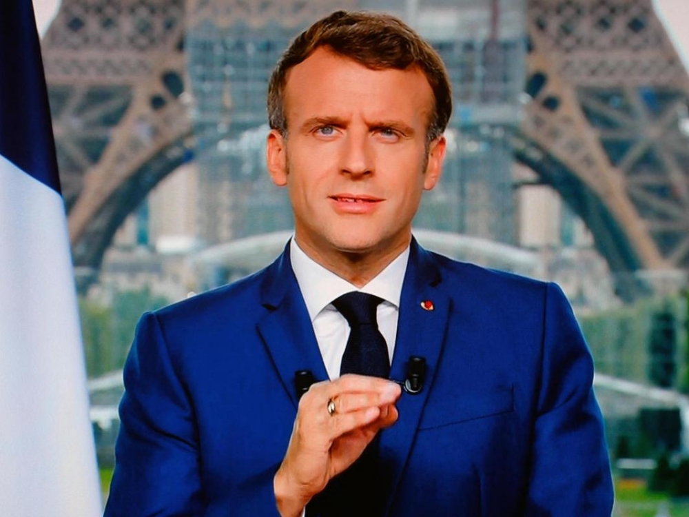 Prieš pasidžiaugdamas kiek suaktyvėjusiais vakcinacijos tempais E.Macron pažėrė kritikos ir visiems skieposkeptikams. „Ko verta jūsų laisvė, jeigu sakote, kad nesiskiepysite, o jau rytoj užkrėsite mamas, tėvus arba užsikrėsite patys?“ – protestuojančiųjų prieš sveikatos sertifikato naudojimą retoriškai klausė šalies vadovas.