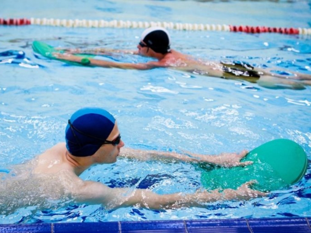 Pasak specialistų mėgėjai dažnai plaukia netaisyklingai. Žmonės dažniausiai nenardina galvos, dėl to per daug įsitempia nugaros kaklinės dalies raumenys.