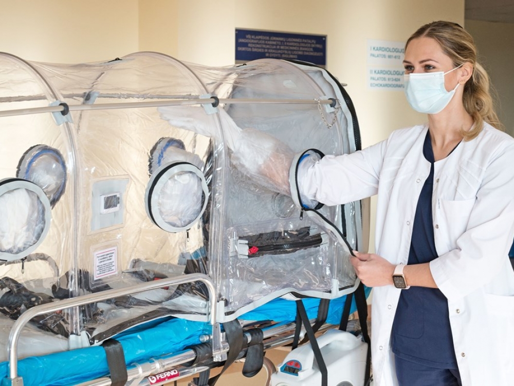Beveik 7,5 tūkst. eurų kainuojanti Izraelyje pagaminta kapsulė, kažkada sukurta kariuomenės poreikiams, šiandien tarnauja medikams, siekiantiems suvaldyti COVID-19 infekcijos plitimą gydymo įstaigose. 