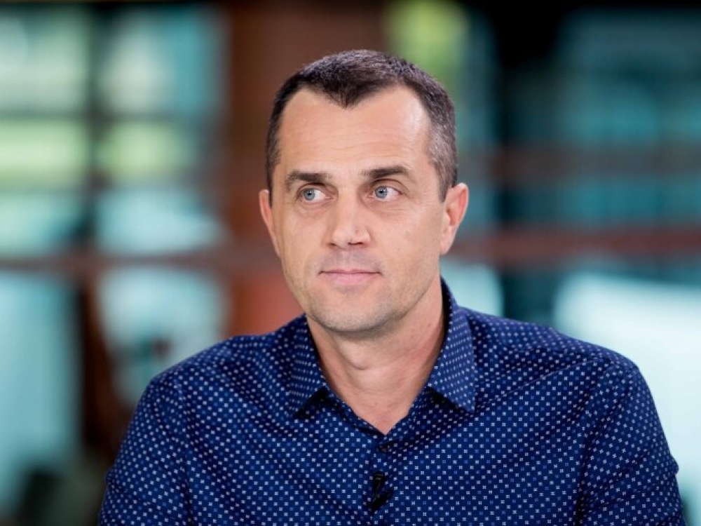 „Galimybė, kad šis ministras pasitrauks yra, tačiau manau, jog tai bus daroma ne karštuoju laikotarpiu, o išsprendus tam tikras problemas, tarkime, kitą vasarą, įveikus karščiausius taškus“, – paklaustas apie sveikatos apsaugos ministro A.Dulkio atsistatydinimą, teigė viešųjų ryšių ekspertas Arūnas Armalis.
