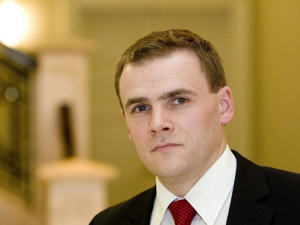 „Palengvinimai orientuoti į neįgaliuosius, siekiama didinti jų kompetencijas, o ne į darbdavius, kad neįgalieji netaptų pasipelnymo šaltiniu. Norisi pagaliau pasiekti to, kad neįgalus asmuo turėtų daugiau darbo pasirinkimo galimybių“, - sako Seimo Socialinių reikalų ir darbo komiteto pirmininkas Mindaugas Lingė.