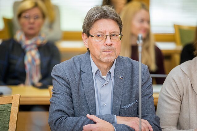 „Deja, agresyvių komentarų yra tokia gausa, kad policija neturi lėšų ir pajėgumų prisamdyti tiek pareigūnų, kad jie galėtų viską sužiūrėti“, – padėtį konstatavo Seimo Teisės ir teisėtvarkos komiteto pirmininkas Stasys Šedbaras. Neapykantą nugalėti sunkiau nei koronavirusą