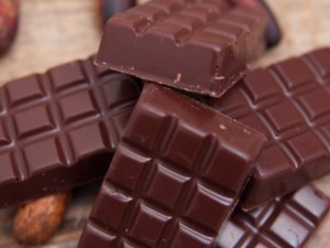 Norėdami ne tik mėgautis šokolado skoniu, bet ir gauti jo naudingąsias savybes, nepamirškite perskaityti ingridientų sąrašo, rinkitės mažiau cukraus ir perdirbtų riebalų turintį šokoladą su didesniu procentu kakavos masės. 