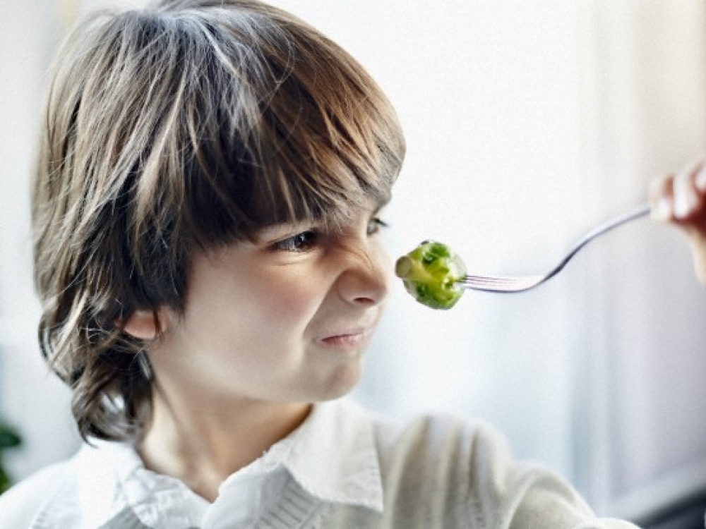 Gera taktika pripratinti vaikus valgyti įvairesnį maistą yra pasakyti jiems, kad naujų dalykų ragavimas reiškia, jog jie tampa vis labiau suaugusiais.
