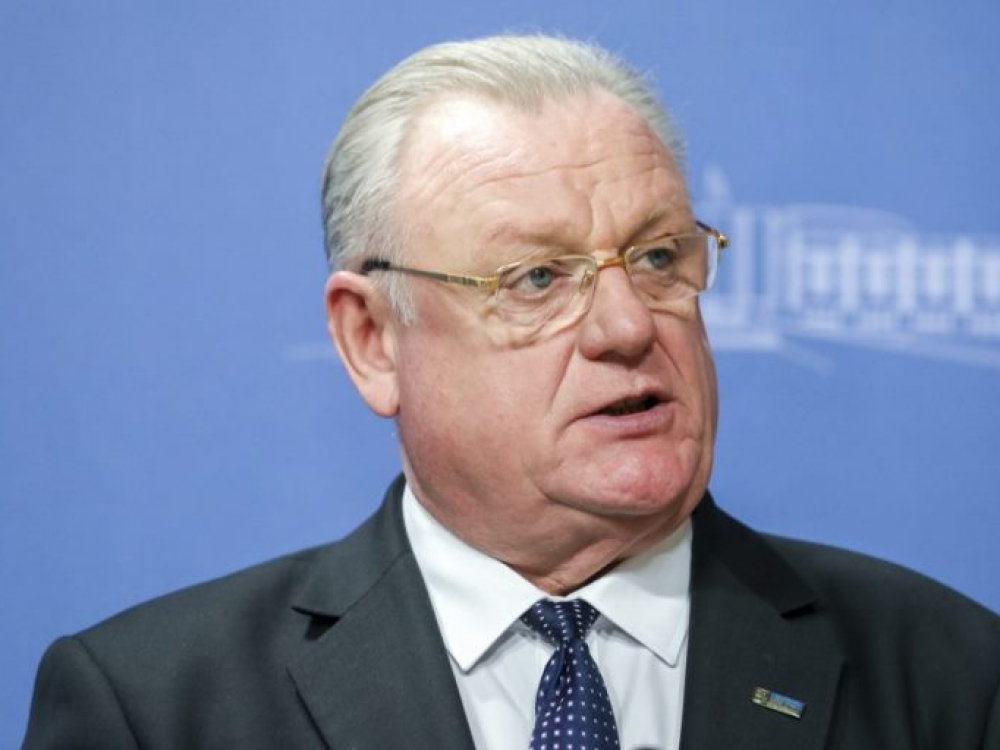 „Mažos algos yra viena korupcijos priežasčių. Tačiau ar pagrindinė? Vargu bau“, – teigia Seimo Antikorupcijos komisijos pirmininkas, LVŽS narys Algirdas Stončaitis.
