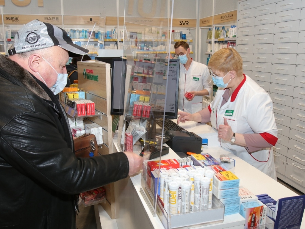 Lietuvoje vaistininkų skaičius 100 tūkst. gyventojų 2018 m. buvo vienas didžiausių Europoje ir siekia 103 (o per tą laiką licencijų skaičius dar išaugo), kai ES vidurkis – 85 (Vokietija 66, Danija 54, Olandija 21) vaistininkų 100 tūkst. gyventojų.