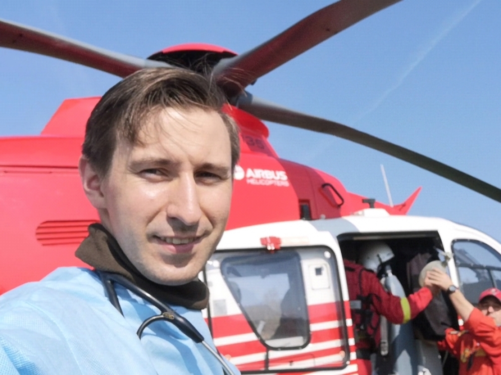 „Karo lauko medicina ypatinga tuo, kad pagrindiniu sėkmės veiksniu gelbstint žmogaus gyvybę tampa laikas. Ruošiant medicininės paramos planą karinės operacijos rajone reikia sudėlioti savotiškas „stoteles“, kuriose teikiamos skirtingo lygmens medicininės paslaugos, skirtinguose laiko rėmuose, taip planuojant kiekvieno sužeisto kario „maršrutą“ nuo pat sužeidimo vietos iki didelės civilinės arba karo ligoninės“, - sako karo medikas, Dr. Jono Basanavičiaus karo medicinos tarnybos Klaipėdos Medicininės paramos vieneto vadas majoras Maksim Dmitrijev.