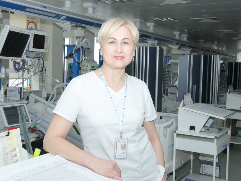 „Palyginti su reanimacijos pacientais, išvis neturiu rūpesčių. Žmogus tiesiog įvertini, kurie dalykai tavo gyvenime yra svarbiausi, ir tai tikrai ne pinigai, ne statusas. Tai – sveikata, šeima, gerovė ir taika...“ – sako vyresnioji anestezijos ir intensyvios terapijos slaugytoja, slaugos administratorė Jūratė Mrazauskienė.