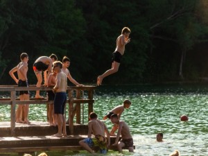 Dažniausi alergijos melsvadumbliams požymiai yra odos bėrimas, niežulys, gali prasidėti alerginė sloga. Alergija gali trukti kelias dienas, o išsivysčiusi alerginė sloga – net kelias savaites.